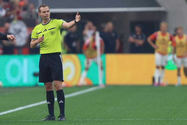 Schiedsrichter Robin Braun gestikuliert, Gestik waehrend des Spiels der 1. Bundesliga zwischen Bayer 04 Leverkusen und 1. FC Union Berlin, BayArena am 05. September 2026 in Leverkusen, Deutschland. (Foto von Oliver Kaelke DeFodi Images) +++ Schiedsrichter Robin Braun gestures during the Bundesliga match between Bayer 04 Leverkusen and 1. FC Union Berlin at BayArena on September 5, 2026 in Leverkusen, Germany. (Photo by Oliver Kaelke DeFodi Images) DFB DFL REGULATIONS PROHIBIT ANY USE OF PHOTOGRAPHS AS IMAGE SEQUENCES AND OR QUASI-VIDEO. (Photo by Oliver Kaelke DeFodi Images) - *** Referee Robin Braun gestures during the Bundesliga match between Bayer 04 Leverkusen and 1 FC Union Berlin, BayArena on September 5, 2026, in Leverkusen, Germany. Photo by Oliver Kaelke, DeFodi Images. Referee Robin Braun gestures during the Bundesliga match between Bayer 04 Leverkusen and 1 FC Union Berlin at BayArena on September 5, 2026 in Leverkusen, Germany. Photo by Oliver Kaelke, DeFodi Images. DFB and DFL regulations prohibit any use of photographs as image sequences and or quasi-video. Photo by Oliver Kaelke, DeFodi Images.