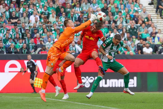 05.09.2026, xtgx, Fussball - 1.Bundesliga SV Werder Bremen - RB Leipzig v.l. Karl Hein (Bremen, 1) Parade, haelt den Ball, faengt den Ball, pariert (DFL DFB REGULATIONS PROHIBIT ANY USE OF PHOTOGRAPHS as IMAGE SEQUENCES and or QUASI-VIDEO) Bremen *** September 5, 2026, xtgx, Soccer, Bundesliga 1, SV Werder Bremen vs. RB Leipzig, Karl Hein Stadium, Bremen, 1 save, holds the ball, catches the ball, makes a save DFL DFB REGULATIONS PROHIBIT ANY USE OF PHOTOGRAPHS as IMAGE SEQUENCES and or QUASI-VIDEO Bremen