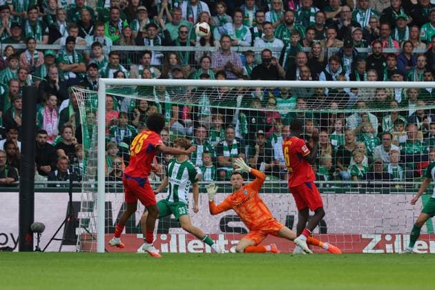 05.09.26, GER, Fussball, 1.FBL Männer, 2. Spieltag, Saison2026 2027, SV Werder Bremen vs. RB Leipzig Samba KonatÃ Samba Konate (RB Leipzig 45) beim Torschuss Torschuß auf das Tor von Torwart Karl Hein (SV Werder Bremen 01) Bremen Weserstadion Bremen Germany *** September 26, 2005, Germany, Soccer, Men s 1st Bundesliga, Matchday 2, 2026–2027 Season, SV Werder Bremen vs. RB Leipzig Samba Konaté Samba Konaté RB Leipzig 45 takes a shot on goal against goalkeeper Karl Hein SV Werder Bremen 01 Bremen Weserstadion Bremen Germany Copyright: xnordphotoxGmbHx xTauchnitzx