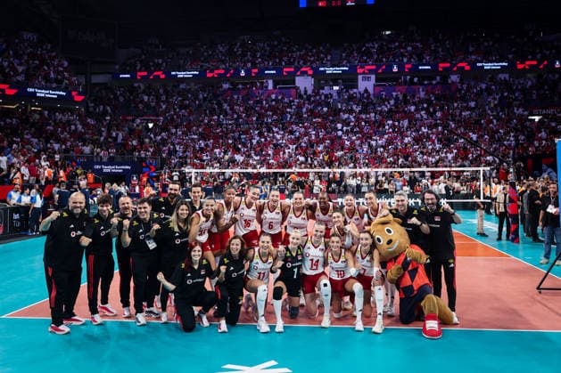 Türkiye v Serbia CEV Trendyol Eurovolley 2026 Team Turkey wins and advances to final at Eurovolley 2026. Team Turkey poses for a victory photo after the CEV Trendyol Eurovolley 2026 semifinal match between Turkiye and Serbia at Sinan Erdem Sports Hall Istanbul, on September 5, 2026 in Istanbul, Turkey Istanbul Sinan Erdem Sports Hall Istanbul Istanbul Turkey Copyright: xBerkxYolerix xPSxImagesxBerkxYolerix