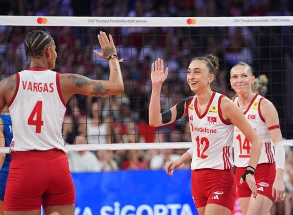 Turkiye v Serbia - CEV EuroVolley 2026 ISTANBUL, TURKIYE - SEPTEMBER 5: Players of Turkiye celebrate after victory at the CEV Women s European Volleyball Championship semifinal match between Turkiye and Serbia at Sinan Erdem Sports Hall in Istanbul, Turkiye, on September 5, 2026. Cemal Yurttas Anadolu Istanbul Turkey. Editorial use only. Please get in touch for any other usage.  Copyright: x2026xAnadoluxCemalxYurttasx