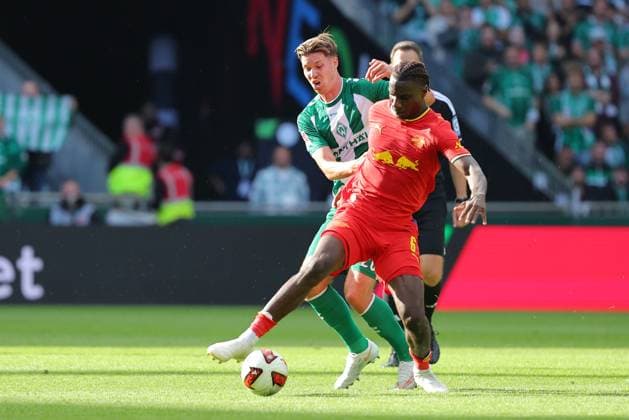05.09.26, GER, Fussball, 1.FBL Männer, 2. Spieltag, Saison2026 2027, SV Werder Bremen vs. RB Leipzig Cedric Itten (SV Werder Bremen 26) im Zweikampf gegen Ezechiel Banzuzi (RB Leipzig 06) Bremen Weserstadion Bremen Germany *** 05 09 26, GER, Soccer, 1st FBL Men, Matchday 2, 2026–2027 Season, SV Werder Bremen vs. RB Leipzig; Cedric Itten (SV Werder Bremen 26) in a tackle against Ezechiel Banzuzi (RB Leipzig 06); Weserstadion, Bremen, Germany Copyright: xnordphotoxGmbHx xTauchnitzx
