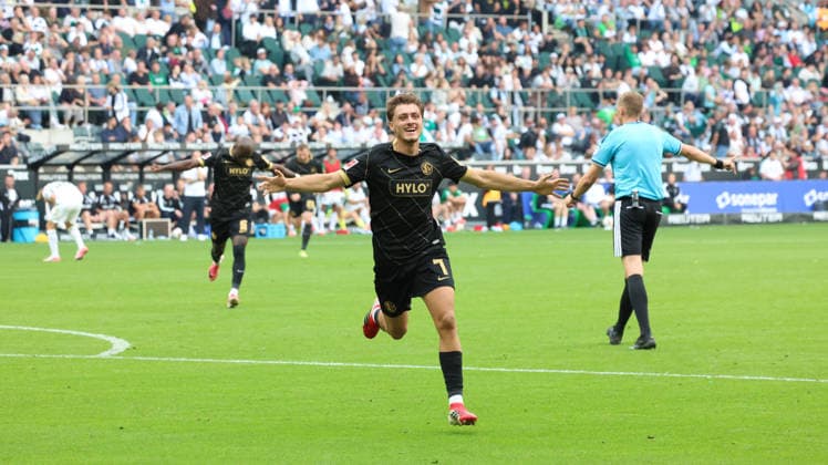 05.09.2026, xrekx, Fussball 1.Bundesliga, Borussia Moenchengladbach - SV Elversberg v.l. Torjubel nach dem Tor zum celebrating the goal celebrate 3:4 durch Maurice Krattenmacher (SV 07 Elversberg) (DFL DFB REGULATIONS PROHIBIT ANY USE OF PHOTOGRAPHS as IMAGE SEQUENCES and or QUASI-VIDEO) Moenchengladbach *** September 5, 2026, xrekx, Soccer, Bundesliga 1, Borussia Mönchengladbach vs. SV Elversberg: Goal celebration after Maurice Krattenmacher scored the 3-4 goal for SV 07 Elversberg. DFL and DFB regulations prohibit any use of photographs as image sequences and or quasi-video. Moenchengladbach