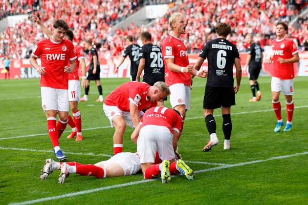 Soccer, 3rd Division, Matchday 04: Rot Weiss Essen vs. Viktoria Köln on September 5, 2026, at the Stadion an der Hafenstraße in Essen; Rot Weiss Essen celebrates a goal