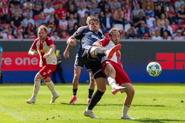 Tobias Fleckstein (MSV Duisburg), on the left in a tackle with Benedikt Bauer (Jahn Regensburg); Jahn Regensburg vs. MSV Duisburg, soccer, 3rd Division, Matchday 4, September 5, 2026 Jahn Regensburg vs. MSV Duisburg, soccer, 3rd League, September 5, 2026 Regensburg Copyright: xEibner-Pressefotox EP_EER