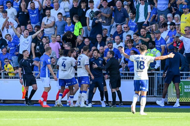 Portsmouth v Cardiff City, EFL Sky Bet Championship Cardiff City manager Brian Barry-Murphy with his players are upset at the behaviour of the Portsmouth fans during the EFL Sky Bet Championship match between Portsmouth and Cardiff City at Fratton Park, Portsmouth, UK on 5 September 2026. Portsmouth Fratton Park Hampshire UK Editorial use only DataCo restrictions apply See www.football-dataco.com , Copyright: xGrahamxHuntx PSI-24809-0067