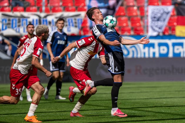Christian Viet (MSV Duisburg), up front in a tackle with Sascha Hingerl (Jahn Regensburg, left) and Oscar Schönfelder (Jahn Regensburg, obscured), Jahn Regensburg vs. MSV Duisburg, soccer, 3. Liga, Matchday 4, September 5, 2026 Jahn Regensburg vs. MSV Duisburg, soccer, 3rd Division, September 5, 2026 Regensburg Copyright: xEibner-Pressefotox EP_EER