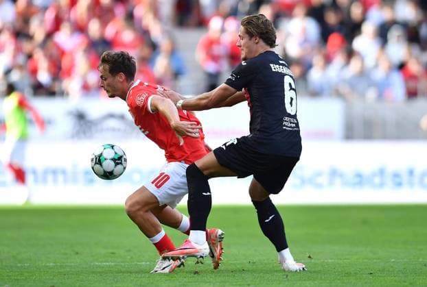 Rot Weiss Essen vs. Viktoria Köln ** FOR EDITORIAL USE ONLY ** EDITORIAL USE ONLY ** p Soccer 3rd Division, Matchday 4: Rot-Weiss Essen vs. Viktoria Köln on September 5, 2026, at the Stadion an der Hafenstrasse in Essen. Marvin Obuz (Rot-Weiss Essen, left), Tobias Eisenhuth (Viktoria Köln, right). Germany, North Rhine-Westphalia, Essen. Copyright ThorstenxTillmann Copyright: ThorstenxTillmann doc87gzjl8e6q91eg7p0mfq ,EDITORIAL USE ONLY Copyright: ThorstenxTillmann