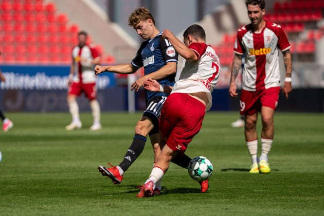 Martin Ens (MSV Duisburg), on the left in a tackle with Oscar Schönfelder (Jahn Regensburg); Jahn Regensburg vs. MSV Duisburg, soccer, 3. Liga, Matchday 4, September 5, 2026 Jahn Regensburg vs. MSV Duisburg, soccer, 3rd Division, September 5, 2026 Regensburg Copyright: xEibner-Pressefotox EP_EER