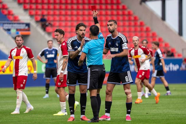Referee Ryo Tanimoto of Japan shows Lex Tyger Lobinger of MSV Duisburg a red card; to his right is Rasim Bulic of MSV Duisburg. Jahn Regensburg vs. MSV Duisburg, soccer, 3. Liga, Matchday 4, September 5, 2026 Jahn Regensburg vs. MSV Duisburg, soccer, 3. Liga, September 5, 2026 Regensburg Copyright: xEibner-Pressefotox EP_EER