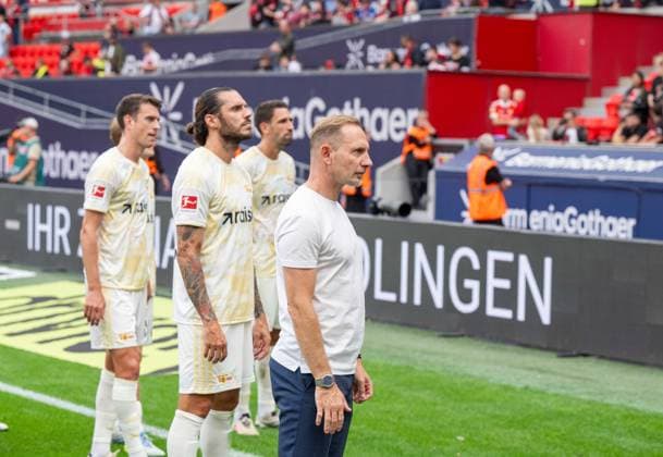 Fußball, Herren, Saison 2026 2027, 1. Bundesliga (2. Spieltag), Bayer 04 Leverkusen - 1. FC Union Berlin, Union bei den Fans, Enttäuschung nach Abpfiff, v. l. Janik Haberer (1. FC Union Berlin), Christopher Trimmel (1. FC Union), Rani Khedira (1. FC Union Berlin), Trainer Mauro Lustrinelli (1. FC Union Berlin), 05.09.2026, *** Soccer, Men s, 2026–2027 Season, Bundesliga 1, Matchday 2, Bayer 04 Leverkusen 1–1 FC Union Berlin, Union Among the Fans, Disappointment After the Final Whistle, from left: Janik Haberer (1 FC Union Berlin), Christopher Trimmel, 1. FC Union, Rani Khedira, 1. FC Union Berlin, Coach Mauro Lustrinelli, 1. FC Union Berlin, September 5, 2026, Copyright: xMatthiasxKochx