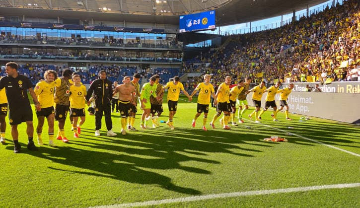 Sinsheim , Fußball Bundesliga TSG 1899 Hoffenheim vs. Borussia Dortmund , Jubel Dortmund *** Sinsheim, Bundesliga Soccer: TSG 1899 Hoffenheim vs. Borussia Dortmund, Dortmund Celebrates