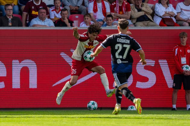Benedikt Bauer (Jahn Regensburg), on the left in a tackle with Can Coskun (MSV Duisburg); Jahn Regensburg vs. MSV Duisburg, soccer, 3rd Division, Matchday 4, September 5, 2026 Jahn Regensburg vs. MSV Duisburg, soccer, 3rd Division, September 5, 2026 Regensburg Copyright: xEibner-Pressefotox EP_EER