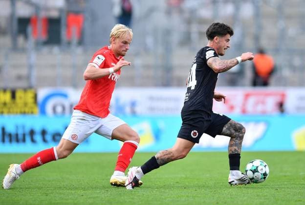 Rot Weiss Essen vs. Viktoria Köln ** FOR EDITORIAL USE ONLY ** EDITORIAL USE ONLY ** p Soccer 3rd Division, Matchday 4: Rot-Weiss Essen vs. Viktoria Köln on September 5, 2026, at the Stadion an der Hafenstrasse in Essen. Ben Hüning (Rot-Weiss Essen, left) and Niklas Horst Castelle (Viktoria Köln, right). Germany, North Rhine-Westphalia, Essen. Copyright ThorstenxTillmann Copyright: ThorstenxTillmann doc87gzjlrhb43jpylqmfc ,EDITORIAL USE ONLY Copyright: ThorstenxTillmann