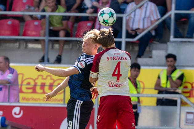 Peter Remmert (MSV Duisburg), on the left in a header duel with Felix Strauss (Jahn Regensburg); Jahn Regensburg vs. MSV Duisburg, soccer, 3. Liga, Matchday 4, September 5, 2026 Jahn Regensburg vs. MSV Duisburg, Soccer, 3rd Division, September 5, 2026 Regensburg Copyright: xEibner-Pressefotox EP_EER