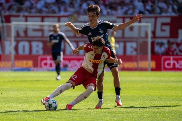 Jan Simon Symalla (MSV Duisburg), battling for the ball with Arian Dizdarevic (Jahn Regensburg) in the back. Jahn Regensburg vs. MSV Duisburg, Soccer, 3rd Division, Matchday 4, September 5, 2026 Jahn Regensburg vs. MSV Duisburg, soccer, 3. Liga, September 5, 2026 Regensburg Copyright: xEibner-Pressefotox EP_EER