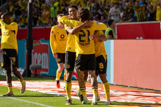 1. Bundesliga: TSG Hoffenheim vs Borussia Dortmund, 05.09.2026 Ethan Nwaneri (Borussia Dortmund, 18), Jobe Bellingham (Borussia Dortmund, 7), Fabio Silva (Borussia Dortmund, 21), Serhou Guirassy (Borussia Dortmund, 9) und Maximilian Beier (Borussia Dortmund, 14) feiern gemeinsam den Treffer zur 2:3-Führung durch den Torschütze Ethan Nwaneri (Borussia Dortmund, 18) vor dem Dortmunder Gästeblock im Bundesligaspiel gegen die TSG 1899 Hoffenheim. 1. Bundesliga: TSG Hoffenheim vs Borussia Dortmund, SNP Arena, 05.09.2026 DFB DFL REGULATIONS PROHIBIT ANY USE OF PHOTOGRAPHS AS IMAGE SEQUENCES AND OR QUASI-VIDEO. *** Bundesliga Match: TSG Hoffenheim vs. Borussia Dortmund, September 5, 2026. Ethan Nwaneri (Borussia Dortmund, 18), Jobe Bellingham (Borussia Dortmund, 7), Fabio Silva (Borussia Dortmund, 21), Serhou Guirassy (Borussia Dortmund, 9), and Maximilian Beier (Borussia Dortmund, 14 celebrate together the goal that gave them a 2–3 lead, scored by Ethan Nwaneri (Borussia Dortmund, 18), in front of the Dortmund away section during the Bundesliga match against TSG 1899 Hoffenheim. Bundesliga: TSG Hoffenheim vs. Borussia Dortmund, SNP Arena, September 5, 2026 DFB DFL REGULATIONS PROHIBIT ANY USE OF PHOTOGRAPHS AS IMAGE SEQUENCES AND OR QUASI-VIDEO u009D Copyright: xBEAUTIFULxSPORTS Hillx