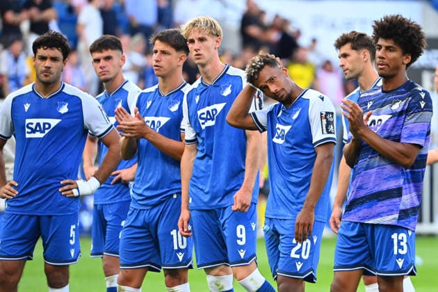 Spieler Hoffenheim nach Spielende, Enttaeuschung,Frust,enttaeuscht, frustriert,niedergeschlagen, Teamfoto,Team,Mannschaft,Mannschaftsfoto, v.li:Ozan KABAK (1899 Hoffenheim),Muhammad DAMAR (1899 Hoffenheim),IMax Moerstedt (1899 Hoffenheim) , Bambasse Conte (1899 Hoffenheim), BERNARDO (1899 Hoffenheim) Fussball 1. Bundesliga Saison 2026 2027, 2.Spieltag, Spieltag02,, TSG 1899 Hoffenheim - Borussia Dortmund am 05.09.2026 , SNP ARENA *** Hoffenheim players after the game: disappointment, frustration, disappointed, frustrated, dejected; team photo, team, squad, team photo; from left: Ozan KABAK 1899 Hoffenheim,Muhammad DAMAR 1899 Hoffenheim, IMax Moerstedt 1899 Hoffenheim, Bambasse Conte 1899 Hoffenheim, BERNARDO 1899 Hoffenheim Soccer, Bundesliga 1, 2026–2027 season, Matchday 2, Matchday 02, TSG 1899 Hoffenheim vs. Borussia Dortmund on September 5, 2026, SNP ARENA