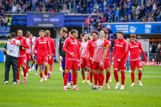 Deutschland: Fussball Bundesliga 2026 - 2027, 2. Spieltag - SC Paderborn 07 vs SC Freiburg - Home-Deluxe-Arena (Paderborn): Freude, Emotionen, Jubel bei den Freiburgern nach dem 0:1 Auswärtssieg und dem Tor durch Maximilian Eggestein (SC Freiburg, 8) *** Germany Soccer Bundesliga 2026–2027, Matchday 2: SC Paderborn 07 vs. SC Freiburg at Home Deluxe Arena in Paderborn. Joy, excitement, and celebration among the Freiburg fans after the 0–1 away win and the goal by Maximilian Eggestein (SC Freiburg), 8 Copyright: xJOERANxSTEINSIEKx