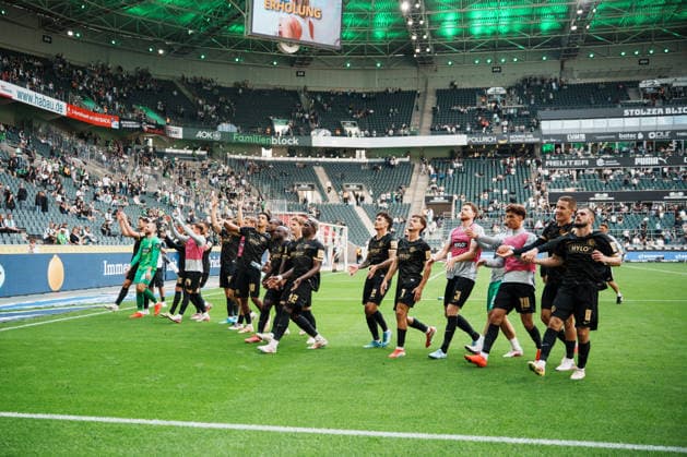 Deutschland: Fußball 1. Bundesliga Männer 2026 - 2027, 2. Spieltag - VfL Borussia Mönchengladbach vs SV Elversberg (ista Borussia Park): Elversberg feiert vor Fans nach Sieg, Mannschaft, Team, Applaus, Jubel, Freude, Emotionen *** Germany Soccer 1st Bundesliga Men 2026–2027, Matchday 2: VfL Borussia Mönchengladbach vs. SV Elversberg at Borussia Park; Elversberg Celebrates in Front of Fans After Victory, Team, Applause, Cheering, Joy, Emotions Copyright: xThiemoxRudolphx