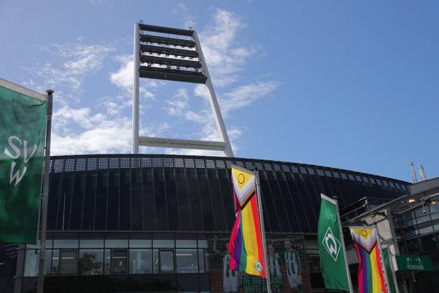 05.09.26, GER, Fussball, 1.FBL Männer, 2. Spieltag, Saison2026 2027, SV Werder Bremen vs. RB Leipzig Feature Impressionen Weserstadion mit Flutlichtmast und Fahnen Bremen Weserstadion Bremen Germany *** 05 09 26, GER, Soccer, 1st Men s Bundesliga, Matchday 2, 2026–2027 Season, SV Werder Bremen vs. RB Leipzig Feature: Scenes from the Weserstadion with floodlight towers and flags, Bremen, Weserstadion, Bremen, Germany Copyright: xnordphotoxGmbHx xTauchnitzx