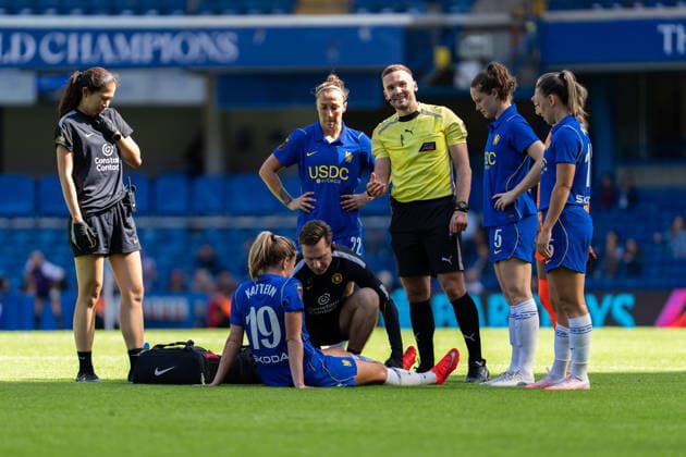 September 5, 2026, London, England, United Kingdom: Chelsea s Wieke Kaptein receives medical attention during the Barclays Women s Super League match against Aston Villa at Stamford Bridge. Women s Soccer 2026: Chelsea Vs Aston Villa  - ZUMAh209 20260905_zsp_h209_033 Copyright: xAlixHabibx
