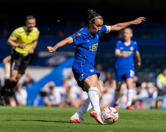 September 5, 2026, London, England, United Kingdom: Chelsea s Lucy Bronze crosses the ball during the Barclays Women s Super League match against Aston Villa at Stamford Bridge. London United Kingdom - ZUMAh209 20260905_zsp_h209_031 Copyright: xAlixHabibx