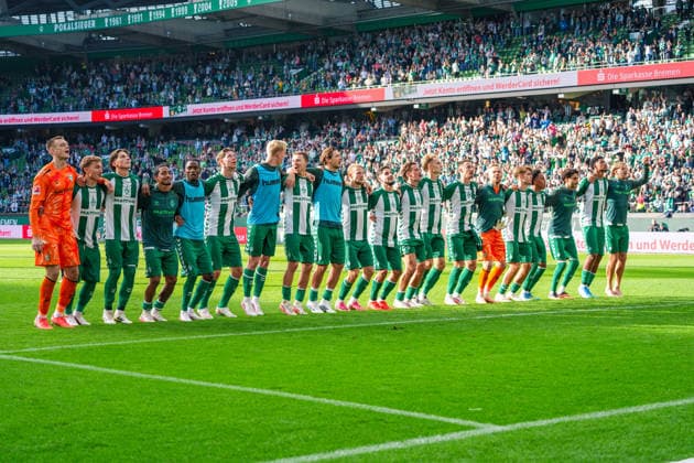 Werder Bremen feiert vor den eigenen Fans nach Abpfiff, Deutschland: Fussball, Bundesliga, Saison 2026 27, 2. Spieltag, 05.09.2026, Werder Bremen vs RB Leipzig, Weserstadion (Bremen) *** Werder Bremen celebrates in front of its home fans after the final whistle, German Soccer, Bundesliga, 2026–27 Season, Matchday 2, September 5, 2026, Werder Bremen vs. RB Leipzig, Weserstadion, Bremen Copyright: xLeonxFrickx