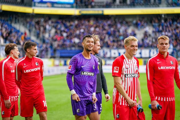 Deutschland: Fussball Bundesliga 2026 - 2027, 2. Spieltag - SC Paderborn 07 vs SC Freiburg - Home-Deluxe-Arena (Paderborn): Freude, Emotionen, Jubel bei Mio Backhaus (SC Freiburg, 1) Matthias Ginter (SC Freiburg, 28) Philipp Lienhart (SC Freiburg, 3) Yannik Engelhardt (SC Freiburg, 16) Maximilian Eggestein (SC Freiburg, 8) *** German Soccer Bundesliga 2026–2027, Matchday 2: SC Paderborn 07 vs. SC Freiburg at Home Deluxe Arena Paderborn—Joy, excitement, and celebration for Mio Backhaus of SC Freiburg, 1 Matthias Ginter (SC Freiburg), 28 Philipp Lienhart (SC Freiburg), 3 Yannik Engelhardt (SC Freiburg), 16 Maximilian Eggestein (SC Freiburg), 8 Copyright: xJOERANxSTEINSIEKx