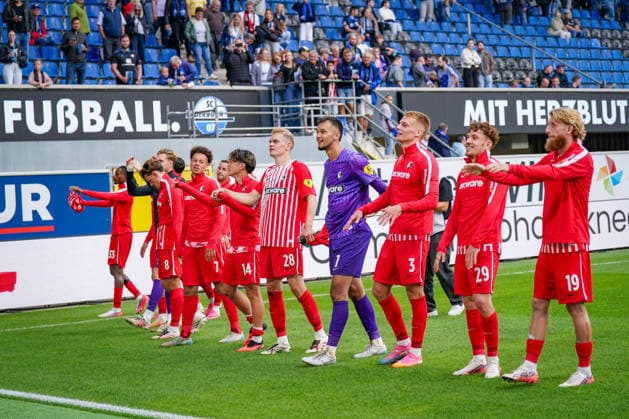 Deutschland: Fussball Bundesliga 2026 - 2027, 2. Spieltag - SC Paderborn 07 vs SC Freiburg - Home-Deluxe-Arena (Paderborn): Freude, Emotionen, Jubel bei den Freiburgern vor den Gästefans aus Freiburg *** Germany Soccer Bundesliga 2026–2027, Matchday 2: SC Paderborn 07 vs. SC Freiburg at Home Deluxe Arena in Paderborn—Joy, excitement, and cheers from the Freiburg fans in front of the visiting supporters from Freiburg Copyright: xJOERANxSTEINSIEKx