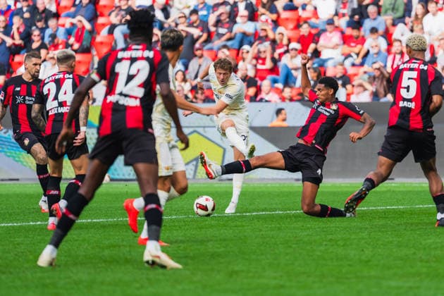 von links im Bild Robert Andrich (Bayer 04 Leverkusen, 08), Tim Skarke (1.FC Union Berlin, 21) mit einem Schuss, Jarell Quansah (Bayer 04 Leverkusen, 04) kommt angesprungen Bayer 04 Leverkusen vs. 1.FC Union Berlin, Fussball, 1.Bundesliga, 2.Spieltag, Saison 2026 27, 05.09.2026, DFL REGULATIONS PROHIBIT ANY USE OF PHOTOGRAPHS AS IMAGE SEQUENCES AND OR QUASI-VIDEO, Bayer 04 Leverkusen vs. 1.FC Union Berlin, Fussball, 1.Bundesliga, 2.Spieltag, Saison 2026 27, 05.09.2026 Leverkusen *** From left to right in the photo: Robert Andrich (Bayer 04 Leverkusen, 08), Tim Skarke (1. FC Union Berlin, 21) takes a shot, and Jarell Quansah (Bayer 04 Leverkusen, 04) comes running in. Bayer 04 Leverkusen vs. 1. FC Union Berlin, soccer, 1. Bundesliga, Matchday 2, 2026–27 season, May 9, 2026, DFL regulations prohibit any use of photographs as image sequences and or quasi-video. Bayer 04 Leverkusen vs. 1. FC Union Berlin, soccer, Bundesliga 1, Matchday 2, 2026–27 season, May 9, 2026, Leverkusen Copyright: xEibner-Pressefoto LukasxBaldygax EP_LBA