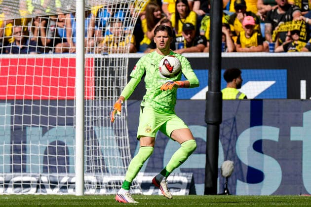 Gregor Kobel (Torhüter, BVB, 1), am Ball, Freisteller, Ganzkörper, Einzelbild, Einzelfoto, Aktion, Action, 05.09.2026, Sinsheim (Deutschland), Fussball, Bundesliga, TSG 1899 Hoffenheim - Borussia Dortmund, DFB DFL REGULATIONS PROHIBIT ANY USE OF PHOTOGRAPHS AS IMAGE SEQUENCES AND OR QUASI-VIDEO. *** Gregor Kobel, goalkeeper, BVB, 1, on the ball, isolated figure, full-body shot, single image, single photo, action, 05 09 2026, Sinsheim, Germany, soccer, Bundesliga, TSG 1899 Hoffenheim, Borussia Dortmund, DFB and DFL regulations prohibit any use of photographs as image sequences and or quasi-video xozx