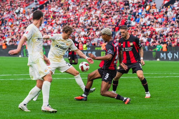 Tim Skarke (1.FC Union Berlin, 21) geht mit der Hand zum Ball im Zweikampf mit Loic Bade (Bayer 04 Leverkusen, 05), Robert Andrich (Bayer 04 Leverkusen, 08) schaut zu Bayer 04 Leverkusen vs. 1.FC Union Berlin, Fussball, 1.Bundesliga, 2.Spieltag, Saison 2026 27, 05.09.2026, DFL REGULATIONS PROHIBIT ANY USE OF PHOTOGRAPHS AS IMAGE SEQUENCES AND OR QUASI-VIDEO, Bayer 04 Leverkusen vs. 1.FC Union Berlin, Fussball, 1.Bundesliga, 2.Spieltag, Saison 2026 27, 05.09.2026 Leverkusen *** Tim Skarke (1 FC Union Berlin, 21) reaches for the ball with his hand during a tackle with Loic Bade (Bayer 04 Leverkusen, 05), while Robert Andrich (Bayer 04 Leverkusen, 08) looks on. Bayer 04 Leverkusen vs. 1 FC Union Berlin, soccer, 1st Bundesliga, Matchday 2, 2026–27 season, September 5, 2026, DFL regulations prohibit any use of photographs as image sequences and or quasi-video, Bayer 04 Leverkusen vs. 1. FC Union Berlin, soccer, Bundesliga 1, Matchday 2, 2026–27 season, May 9, 2026, Leverkusen Copyright: xEibner-Pressefoto LukasxBaldygax EP_LBA