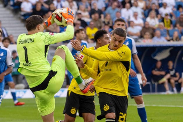Torwart Gregor Kobel und Marcel Sabitzer (Borussia Dortmund). xettx, Deutschland, Sinsheim, 05.09.2026, Fussball, Bundesliga: TSG 1899 Hoffenheim vs Borussia Dortmund, Saison 2026 2027, 2. Spieltag, SNP Arena DFL DFB REGULATIONS PROHIBIT ANY USE OF PHOTOGRAPHS AS IMAGE SEQUENCES AND OR QUASI-VIDEO. *** Goalkeeper Gregor Kobel and Marcel Sabitzer, Borussia Dortmund, Germany, Sinsheim, September 5, 2026, Soccer, Bundesliga: TSG 1899 Hoffenheim vs. Borussia Dortmund, 2026–2027 season, Matchday 2, SNP Arena. DFL and DFB regulations prohibit any use of photographs as image sequences and or quasi-video.
