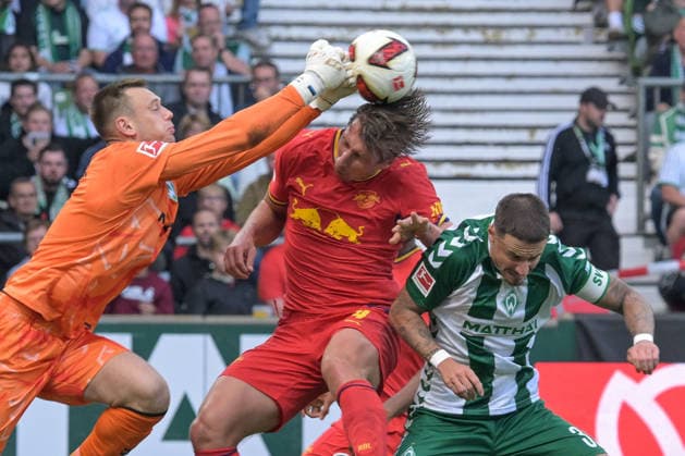 Zusammenprall nach Faustabwehr von Torwart Karl Hein (SV Werder Bremen 1) mit Willi Orban (RB Leipzig 4), SV Werder Bremen - RB Leipzig, Fussball, Bundesliga, DFL, 05.9.2026 DFB regulations prohibit any use of photographs as image sequences and or quasi-video Bremen Bremen Deutschland *** Collision after goalkeeper Karl Hein of SV Werder Bremen 1 punched the ball away against Willi Orban of RB Leipzig 4; SV Werder Bremen vs. RB Leipzig, Soccer, Bundesliga, DFL, September 5, 2026. DFB regulations prohibit any use of photographs as image sequences and or quasi-video. Bremen, Germany Copyright: xkolbert-press BurghardxSchreyerx