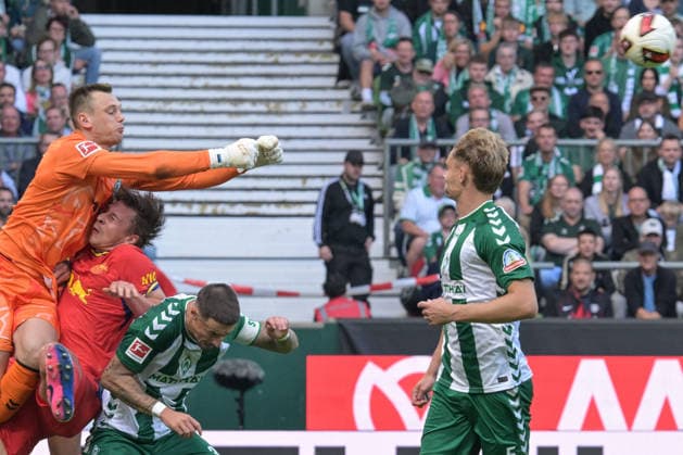Zusammenprall nach Faustabwehr von Torwart Karl Hein (SV Werder Bremen 1) mit Willi Orban (RB Leipzig 4), SV Werder Bremen - RB Leipzig, Fussball, Bundesliga, DFL, 05.9.2026 DFB regulations prohibit any use of photographs as image sequences and or quasi-video Bremen Bremen Deutschland *** Collision after goalkeeper Karl Hein of SV Werder Bremen 1 punched the ball away against Willi Orban of RB Leipzig 4; SV Werder Bremen vs. RB Leipzig, Soccer, Bundesliga, DFL, September 5, 2026. DFB regulations prohibit any use of photographs as image sequences and or quasi-video. Bremen, Germany Copyright: xkolbert-press BurghardxSchreyerx