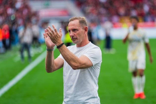 Mauro Lustrinelli (1.FC Union Berlin, Trainer) bedankt sich klatschend bei den Fans Bayer 04 Leverkusen vs. 1.FC Union Berlin, Fussball, 1.Bundesliga, 2.Spieltag, Saison 2026 27, 05.09.2026, DFL REGULATIONS PROHIBIT ANY USE OF PHOTOGRAPHS AS IMAGE SEQUENCES AND OR QUASI-VIDEO, Bayer 04 Leverkusen vs. 1.FC Union Berlin, Fussball, 1.Bundesliga, 2.Spieltag, Saison 2026 27, 05.09.2026 Leverkusen *** Mauro Lustrinelli of 1. FC Union Berlin, the coach, thanks the fans by clapping. Bayer 04 Leverkusen vs. 1. FC Union Berlin, Soccer, Bundesliga 1, Matchday 2, 2026–27 Season, May 9, 2026, DFL regulations prohibit any use of photographs as image sequences and or quasi-video. Bayer 04 Leverkusen vs. 1 FC Union Berlin, soccer, Bundesliga 1, Matchday 2, 2026–27 season, May 9, 2026, Leverkusen Copyright: xEibner-Pressefoto LukasxBaldygax EP_LBA