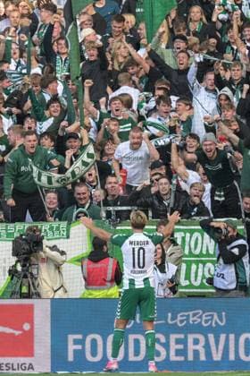 Niklas Fuellkrug (SV Werder Bremen 10) feiert mit der Fankurve sein 2:0 , SV Werder Bremen - RB Leipzig, Fussball, Bundesliga, DFL, 05.9.2026 DFB regulations prohibit any use of photographs as image sequences and or quasi-video Bremen Bremen Deutschland *** Niklas Fuellkrug of SV Werder Bremen 10 celebrates his 2-0 goal with the fan section; SV Werder Bremen vs. RB Leipzig, soccer, Bundesliga, DFL, May 9, 2026. DFB regulations prohibit any use of photographs as image sequences and or quasi-video. Bremen, Bremen, Germany Copyright: xkolbert-press BurghardxSchreyerx