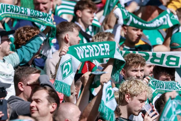 Fans, Anhänger des SV Werder Bremen zeigen ihre Fanschals mit der Aufschrift Werder, Schals im Fanblock, auf der Tribüne, anfeuern, Unterstützung, unterstützen, Zuschauer, Zuschauende, Zuschauerinnen, Symbolbild Fußball, Symbol, DIE DFL-RICHTLINIEN UNTERSAGEN JEGLICHE NUTZUNG VON FOTOS ALS SEQUENZBILDER UND ODER VIDEOAÌˆHNLICHE FOTOSTRECKEN. DFL REGULATIONS PROHIBIT ANY USE OF PHOTOGRAPHS AS IMAGE SEQUENCES AND OR QUASI-VIDEO., 05.09.2026, Bremen (Deutschland), Fussball, Bundesliga, SV Werder Bremen - RB Leipzig *** Fans of SV Werder Bremen display their scarves bearing the word Werder ; scarves in the fan section, in the stands; cheering, support, spectators, female spectators; symbolic soccer image, symbol, DFL REGULATIONS PROHIBIT ANY USE OF PHOTOGRAPHS AS IMAGE SEQUENCES AND OR VIDEO-LIKE PHOTO SERIES DFL REGULATIONS PROHIBIT ANY USE OF PHOTOGRAPHS AS IMAGE SEQUENCES AND OR QUASI-VIDEO, September 5, 2026, Bremen, Germany, soccer, Bundesliga, SV Werder Bremen vs. RB Leipzig xobx