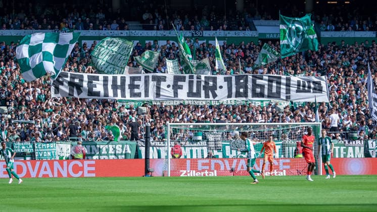 Die Fans von Werder Bremen zeigen in der Fankurve ein Banner, Transparent, Spruchband mit der Aufschrift: Freiheit für 1860, Fans, Ultras Publikum, Zuschauer, Stimmung, Atmosphäre, Stadion, DIE DFL-RICHTLINIEN UNTERSAGEN JEGLICHE NUTZUNG VON FOTOS ALS SEQUENZBILDER UND ODER VIDEOAÌˆHNLICHE FOTOSTRECKEN. DFL REGULATIONS PROHIBIT ANY USE OF PHOTOGRAPHS AS IMAGE SEQUENCES AND OR QUASI-VIDEO., 05.09.2026, Bremen (Deutschland), Fussball, Bundesliga, SV Werder Bremen - RB Leipzig *** Werder Bremen fans display a banner, sign, or slogan in the fan section reading Freedom for 1860 ; fans, ultras, audience, spectators, mood, atmosphere, stadium, DFL REGULATIONS PROHIBIT ANY USE OF PHOTOGRAPHS AS STILL IMAGES AND OR VIDEO-LIKE PHOTO SEQUENCES DFL REGULATIONS PROHIBIT ANY USE OF PHOTOGRAPHS AS IMAGE SEQUENCES AND OR QUASI-VIDEO, September 5, 2026, Bremen, Germany, Soccer, Bundesliga, SV Werder Bremen vs. RB Leipzig xobx