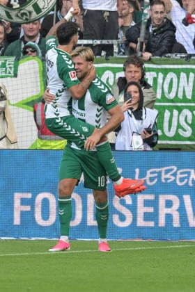 Ludovit Reis (SV Werder Bremen 15) feiert den Torschuetzen zum 2:0, Niklas Fuellkrug (SV Werder Bremen 10), SV Werder Bremen - RB Leipzig, Fussball, Bundesliga, DFL, 05.9.2026 DFB regulations prohibit any use of photographs as image sequences and or quasi-video Bremen Bremen Deutschland *** Ludovit Reis of SV Werder Bremen 15 celebrates the goal scorer of the 2-0 win, Niklas Füllkrug, SV Werder Bremen 10, SV Werder Bremen vs. RB Leipzig, soccer, Bundesliga, DFL, September 5, 2026. DFB regulations prohibit any use of photographs as image sequences and or quasi-video. Bremen, Germany Copyright: xkolbert-press BurghardxSchreyerx