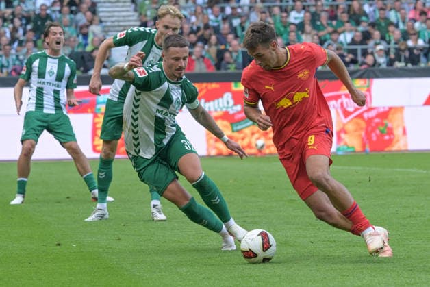 v. li. im Zweikampf Marco Friedl (SV Werder Bremen 32) mit Conrad Harder (RB Leipzig 9), SV Werder Bremen - RB Leipzig, Fussball, Bundesliga, DFL, 05.9.2026 DFB regulations prohibit any use of photographs as image sequences and or quasi-video Bremen Bremen Deutschland *** From left: Marco Friedl (SV Werder Bremen, 32) in a one-on-one battle with Conrad Harder (RB Leipzig, 9), SV Werder Bremen vs. RB Leipzig, soccer, Bundesliga, DFL, September 5, 2026. DFB regulations prohibit any use of photographs as image sequences and or quasi-video. Bremen, Germany Copyright: xkolbert-press BurghardxSchreyerx