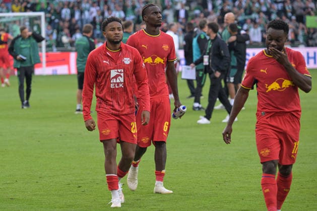 Lange Gesichter nach der Niederlage bei Skelly Alvero (SV Werder Bremen 28) und Etechiel Banzuzi (RB Leipzig 6), SV Werder Bremen - RB Leipzig, Fussball, Bundesliga, DFL, 05.9.2026 DFB regulations prohibit any use of photographs as image sequences and or quasi-video Bremen Bremen Deutschland *** Long faces after the loss: Skelly Alvero (SV Werder Bremen 28) and Etechiel Banzuzi (RB Leipzig 6), SV Werder Bremen vs. RB Leipzig, Soccer, Bundesliga, DFL, September 5, 2026 DFB regulations prohibit any use of photographs as image sequences and or quasi-video Bremen, Bremen, Germany Copyright: xkolbert-press BurghardxSchreyerx