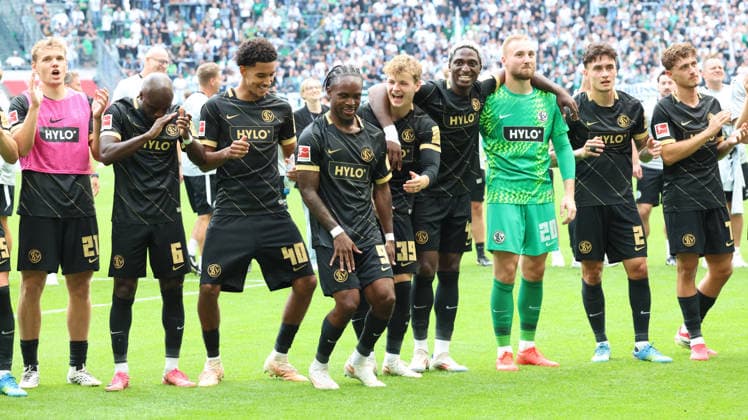 05.09.2026, xrekx, Fussball 1.Bundesliga, Borussia Moenchengladbach - SV Elversberg v.l. SV Elversberg Mannschaft, Spieler, jubeln nach Spielende, Team, Player, celebrate at the end of the match (DFL DFB REGULATIONS PROHIBIT ANY USE OF PHOTOGRAPHS as IMAGE SEQUENCES and or QUASI-VIDEO) Moenchengladbach *** September 5, 2026, xrekx, Soccer, Bundesliga 1, Borussia Mönchengladbach vs. SV Elversberg, SV Elversberg team, players celebrating after the game, team, Players, celebrating at the end of the match. DFL and DFB regulations prohibit any use of photographs as image sequences and or quasi-video. Mönchengladbach