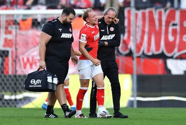 Rot Weiss Essen vs. Viktoria Köln ** FOR EDITORIAL USE ONLY ** EDITORIAL USE ONLY ** p Soccer 3rd Division, Matchday 4: Rot-Weiss Essen vs. Viktoria Köln on September 5, 2026, at the Stadion an der Hafenstrasse in Essen. Tony Menzel of Rot-Weiss Essen is carried off the field injured. Germany, North Rhine-Westphalia, Essen. Copyright ThorstenxTillmann Copyright: ThorstenxTillmann doc87gzxgobc1f1ac8s79sb ,EDITORIAL USE ONLY Copyright: ThorstenxTillmann