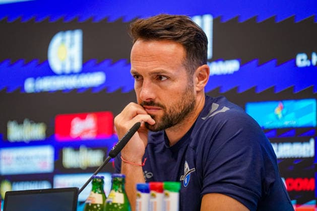 Deutschland: Fussball Bundesliga 2026 - 2027, 2. Spieltag - SC Paderborn 07 vs SC Freiburg - Home-Deluxe-Arena (Paderborn): Ralf Kettemann (Paderborn Trainer) Pressekonferenz, Medien, Mimik, Gesichtsausdruck, Emotion *** German Soccer Bundesliga 2026–2027, Matchday 2: SC Paderborn 07 vs. SC Freiburg, Home Game at Deluxe Arena Paderborn; Ralf Kettemann, Paderborn Coach, Press Conference, Media, Facial Expressions, Emotions Copyright: xJOERANxSTEINSIEKx