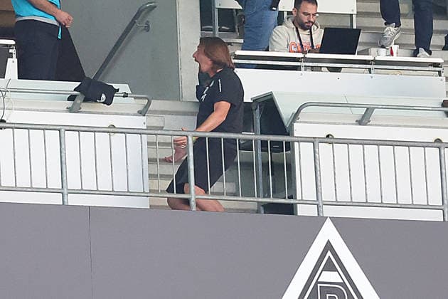 05.09.2026, xrekx, Fussball 1.Bundesliga, Borussia Moenchengladbach - SV Elversberg v.l. Spielende Vincent Wagner Trainer (SV 07 Elversberg) auf der Pressetribüne, Pressetribuene Mannschaft, Spieler, jubeln nach Spielende, Team, Player, celebrate at the end of the match (DFL DFB REGULATIONS PROHIBIT ANY USE OF PHOTOGRAPHS as IMAGE SEQUENCES and or QUASI-VIDEO) Moenchengladbach *** September 5, 2026, xrekx, Soccer, Bundesliga 1, Borussia Mönchengladbach vs. SV Elversberg, end of the match: Vincent Wagner, coach of SV 07 Elversberg, in the press box; press box, team, players celebrating after the match, team, players, celebrating at the end of the match. DFL and DFB regulations prohibit any use of photographs as image sequences and or quasi-video. Mönchengladbach