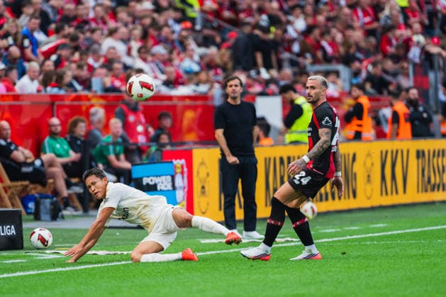 Woo-Yeong Jeong (1.FC Union Berlin, 11) rutscht aus dem Feld und schaut mit Aleix Garcia (Bayer 04 Leverkusen, 24) dem Ball hinterher, Carles Martinez (Bayer 04 Leverkusen, Trainer) beobachtet den Zweikampf Bayer 04 Leverkusen vs. 1.FC Union Berlin, Fussball, 1.Bundesliga, 2.Spieltag, Saison 2026 27, 05.09.2026, DFL REGULATIONS PROHIBIT ANY USE OF PHOTOGRAPHS AS IMAGE SEQUENCES AND OR QUASI-VIDEO, Bayer 04 Leverkusen vs. 1.FC Union Berlin, Fussball, 1.Bundesliga, 2.Spieltag, Saison 2026 27, 05.09.2026 Leverkusen *** Woo Yeong Jeong of 1. FC Union Berlin (No. 11) slips off the field and watches the ball go by with Aleix Garcia of Bayer 04 Leverkusen (No. 24), Carles Martinez of Bayer 04 Leverkusen, the coach, watches the tackle; Bayer 04 Leverkusen vs. 1 FC Union Berlin, soccer, 1. Bundesliga, Matchday 2, 2026–27 season, May 9, 2026, DFL regulations prohibit any use of photographs as image sequences and or quasi-video; Bayer 04 Leverkusen vs. 1 FC Union Berlin, soccer, Bundesliga 1, Matchday 2, 2026–27 season, May 9, 2026, Leverkusen Copyright: xEibner-Pressefoto LukasxBaldygax EP_LBA