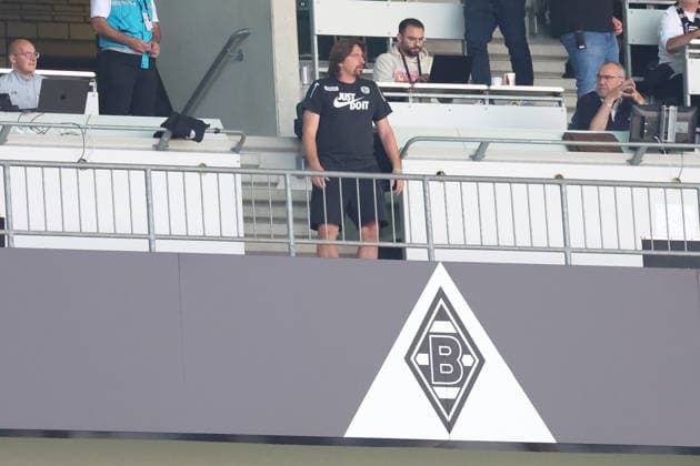 05.09.2026, xrekx, Fussball 1.Bundesliga, Borussia Moenchengladbach - SV Elversberg v.l. . Spielende Vincent Wagner Trainer (SV 07 Elversberg) auf der Pressetribüne, Pressetribuene Mannschaft, Spieler, jubeln nach Spielende, Team, Player, celebrate at the end of the match (DFL DFB REGULATIONS PROHIBIT ANY USE OF PHOTOGRAPHS as IMAGE SEQUENCES and or QUASI-VIDEO) Moenchengladbach *** September 5, 2026, xrekx, Soccer, Bundesliga 1, Borussia Mönchengladbach vs. SV Elversberg, end of the game: Vincent Wagner, coach of SV 07 Elversberg, in the press box; press box, team, players celebrating after the game, team, players, celebrating at the end of the match DFL DFB REGULATIONS PROHIBIT ANY USE OF PHOTOGRAPHS as IMAGE SEQUENCES and or QUASI-VIDEO Mönchengladbach