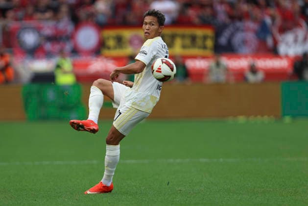 Woo-yeong Jeong (1.FC Union Berlin) in Aktion, am Ball, Einzelaktion waehrend des Spiels der 1. Bundesliga zwischen Bayer 04 Leverkusen und 1. FC Union Berlin, BayArena am 05. September 2026 in Leverkusen, Deutschland. (Foto von Oliver Kaelke DeFodi Images) +++ Woo-yeong Jeong (1.FC Union Berlin) controls the ball during the Bundesliga match between Bayer 04 Leverkusen and 1. FC Union Berlin at BayArena on September 5, 2026 in Leverkusen, Germany. (Photo by Oliver Kaelke DeFodi Images) DFB DFL REGULATIONS PROHIBIT ANY USE OF PHOTOGRAPHS AS IMAGE SEQUENCES AND OR QUASI-VIDEO. (Photo by Oliver Kaelke DeFodi Images) - *** Woo Yeong Jeong of 1. FC Union Berlin in action, on the ball, making a solo run during the Bundesliga match between Bayer 04 Leverkusen and 1. FC Union Berlin, BayArena on September 5, 2026, in Leverkusen, Germany. Photo by Oliver Kaelke, DeFodi Images. Woo Yeong Jeong of 1. FC Union Berlin controls the ball during the Bundesliga match between Bayer 04 Leverkusen and 1. FC Union Berlin at BayArena on September 5, 2026 in Leverkusen, Germany. Photo by Oliver Kaelke, DeFodi Images. DFB and DFL regulations prohibit any use of photographs as image sequences and or quasi-video. Photo by Oliver Kaelke, DeFodi Images